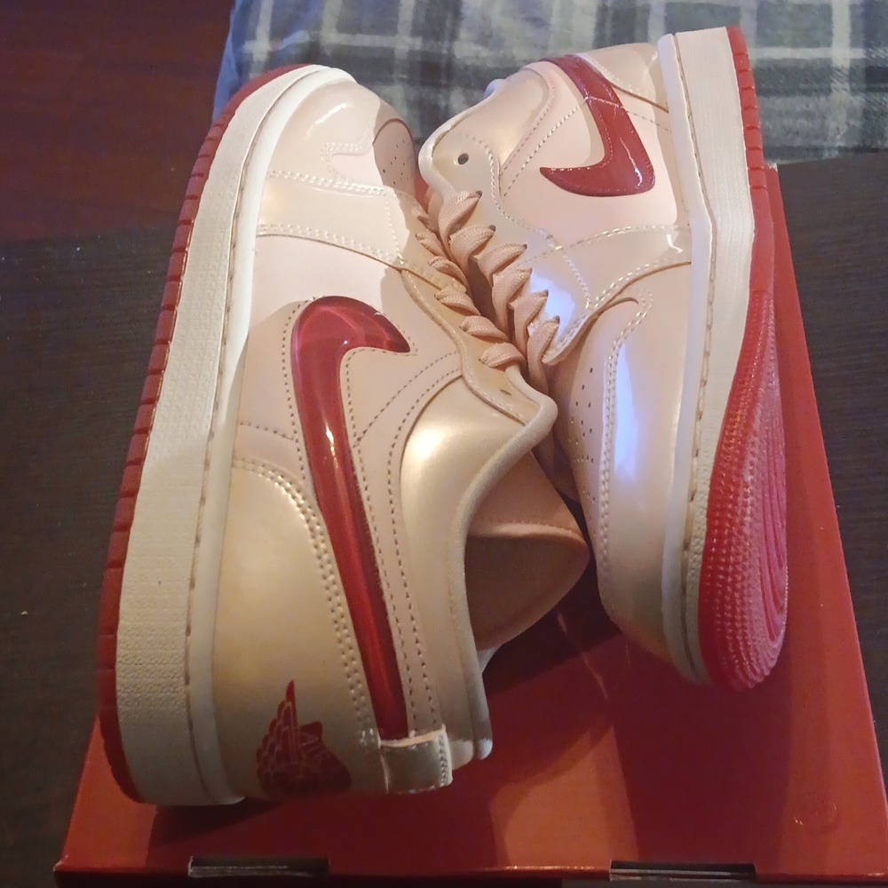Air Jordan 1 Low SE Patent Valentines Day Womens 9.5 Mens 8 NWBox - Picture 7 of 9